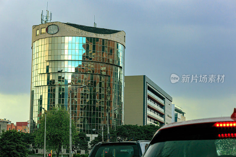 Bogotá，哥伦比亚-司机的视角在酒店和办公大楼的北行Carrera Septima在barrio De Usaquén在一个阴天。